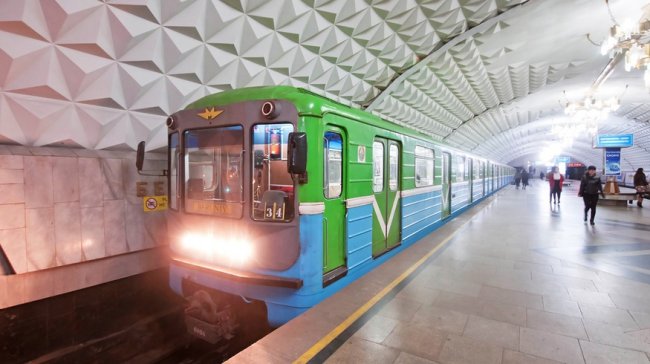 В Ташкенте студент упал на рельсы метро