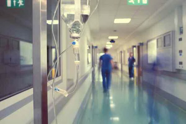 Видео: Медики оставили женщину на полу больницы в Ташкенте