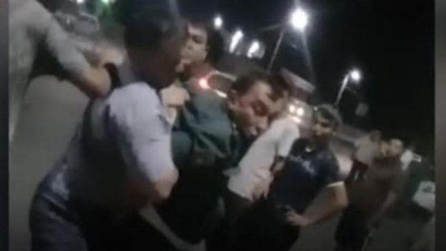 В МВД дали комментарий по поводу видео, на котором мужчины избивают правоохранителя и срывают с него погоны