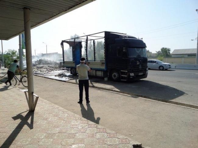 В Самарканде сгорел грузовик с хлопком в 10 тонн