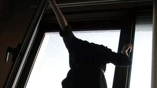 Видео: В Ташкенте пьяный мужчина повис на четвертом этаже