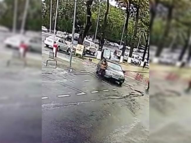 Видео: Девушка, которую переехал автомобиль «Ласетти» чудом выжила и находится в больнице