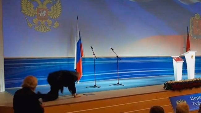 Опубликовано видео падения Жириновского