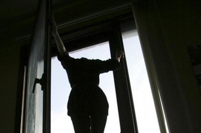 В Фергане беременная женщина, испугавшись избиения гражданского мужа, выпрыгнула с третьего этажа
