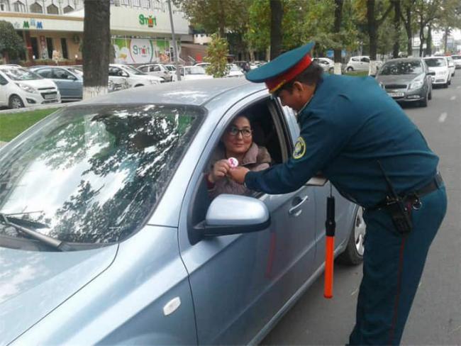 В Ташкенте инспекторы УБДД раздали специальные значки женщинам за рулём