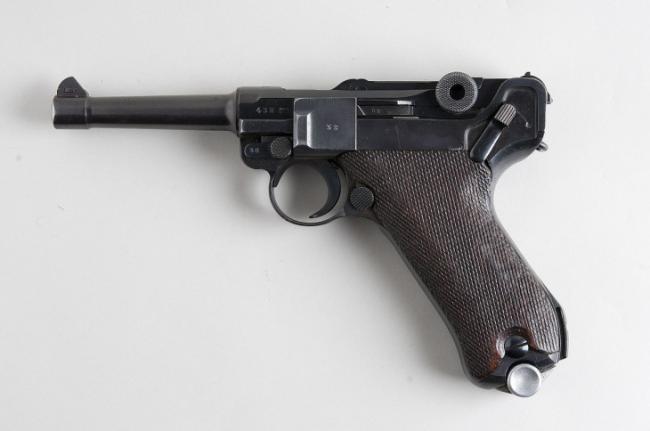 В Ташкенте пенсионер обнаружил у себя в подвале немецкий пистолет «Люгер»