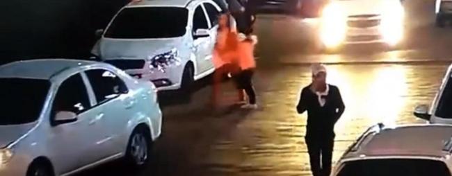 Видео: В Ташкенте двое мужчин избили парня за неправильную парковку