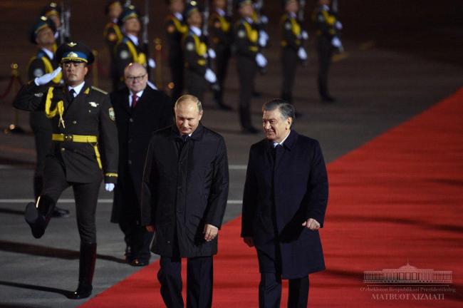 Опубликованы фотографии и видео с церемонии встречи Владимира Путина в аэропорту Ташкента