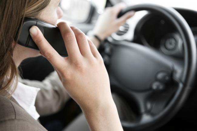 В Узбекистане повышен штраф за разговор по телефону во время вождения