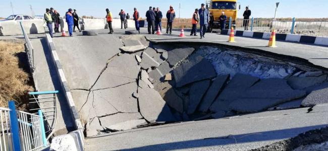 В Ургенче провалился автомобильный мост