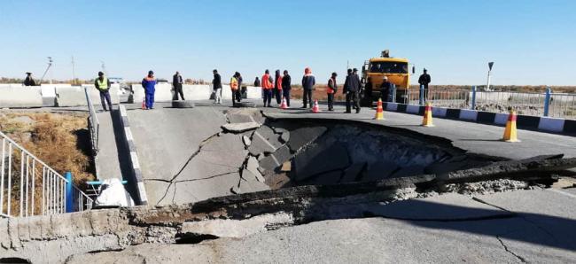 В Ургенче провалился автомобильный мост