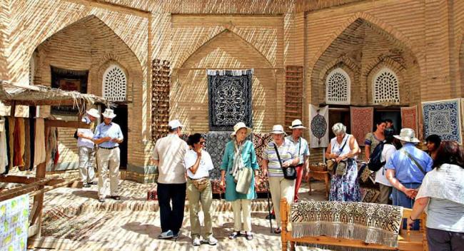 Каждый посетивший Узбекистан турист тратит примерно 617 долларов