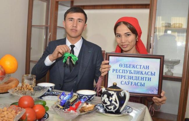 Шавкат Мирзиёев посетил свадьбу и сделал молодоженам подарок