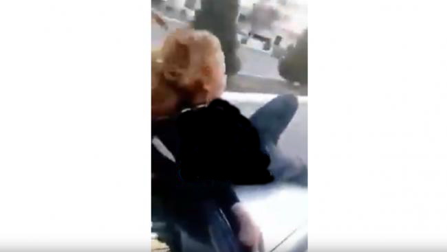 В сети распространилось видео девушки, которая ездит на капоте автомобиля