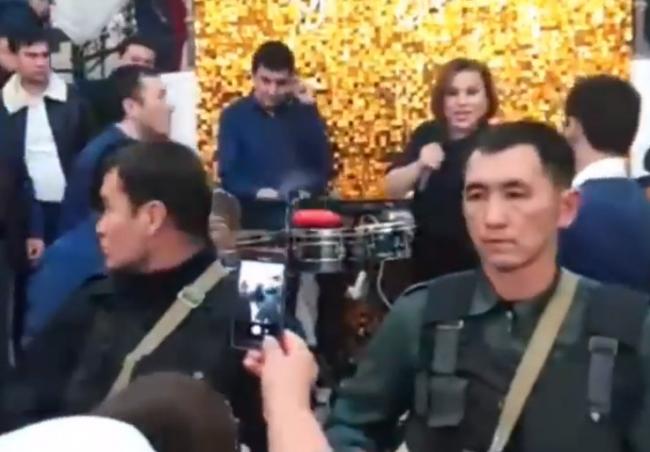 Юлдуз Усмонова на свадьбе выступила в окружении вооруженных мужчин