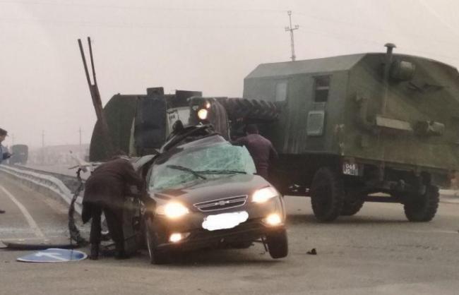 В Карши водитель Lacetti врезался в колонну военных автомобилей