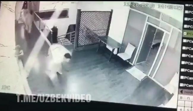 Опубликовано видео момента нападения на Мурада Хантураева с камер наблюдения внутри офиса