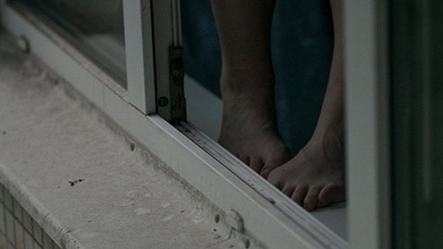 В Андижанской области 13-летняя девочка выпала из окна 3-этажа здания районного кадастра