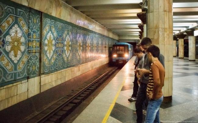 В ташкентском метро мужчина упал на рельсы