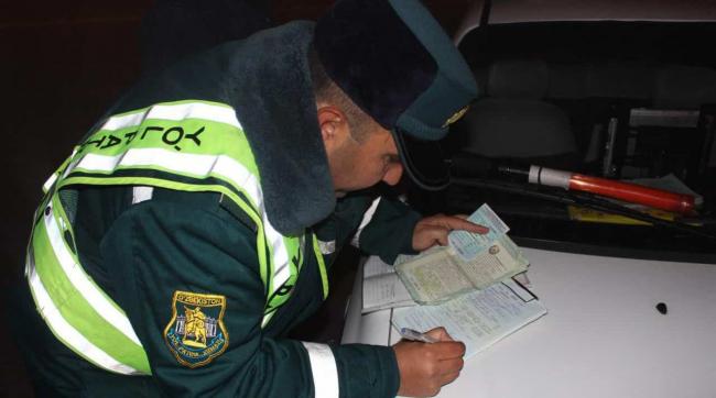 В Узбекистане водителям запретили показывать служебное удостоверение инспекторам ДПС