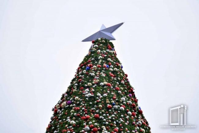 Фоторепортаж: В Ташкенте установили 35 метровую главную ёлку Нового года