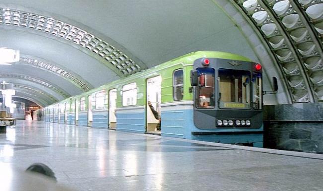 В ГУВД Ташкента прокомментировали информацию о падении девушки под колеса поезда в метро