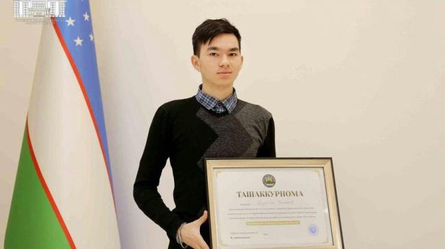Хоким Ташкента наградил 19-летнего блогера