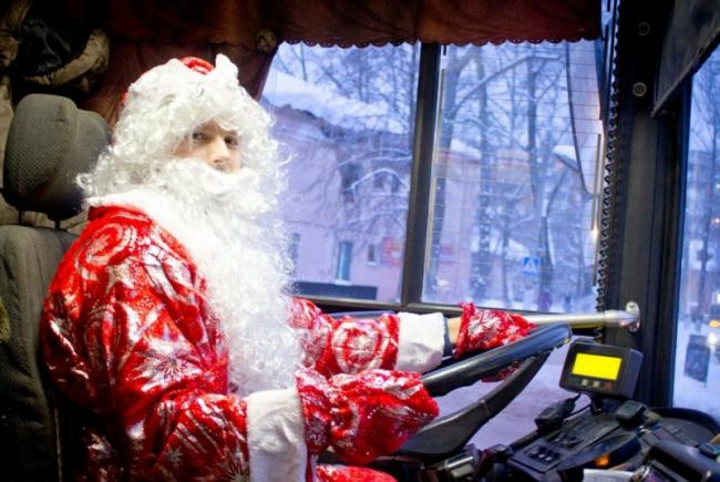 В Ташкенте водителей автобусов нарядят в костюмы Деда Мороза