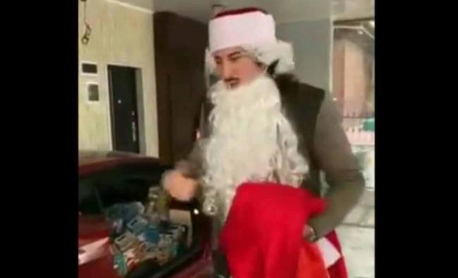 Видео: В Ташкенте Дед Мороз на Lamborghini раздал подарки детям