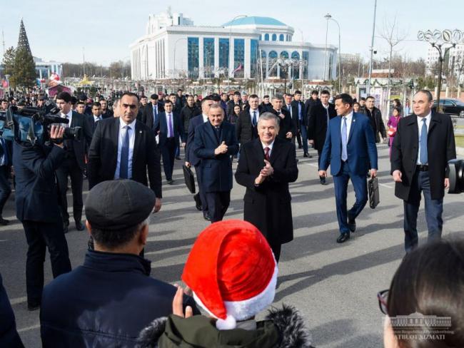Видео: Шавкат Мирзиёев посетил главную ёлку страны и подарил  детям подарки
