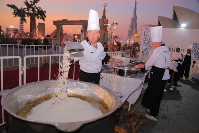 Узбекские повара приготовили плов на 10 тысяч человек