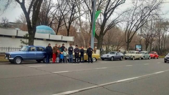 В Ташкенте прошел парад ретро автомобилей