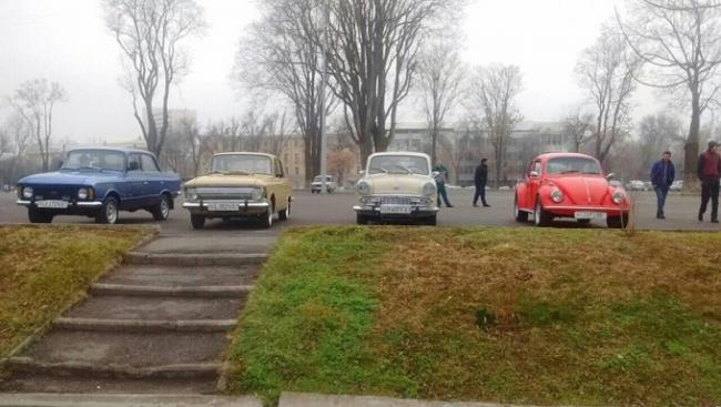 В Ташкенте прошел парад ретро автомобилей 