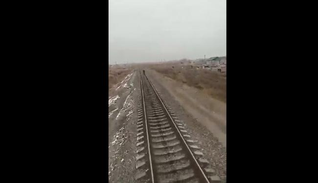 В сети появилось видео, как поезд в Нукусе задавил человека