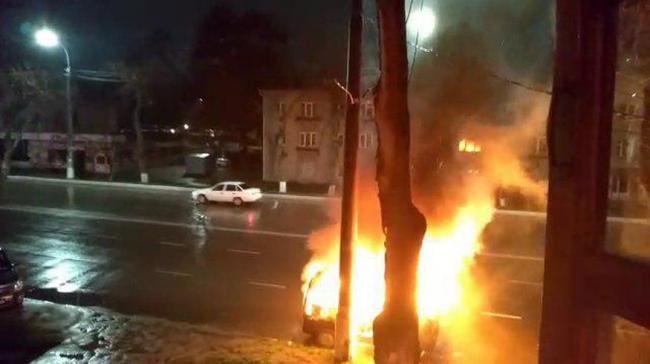 Видео: В Чиланзарском районе загорелся автомобиль Damas