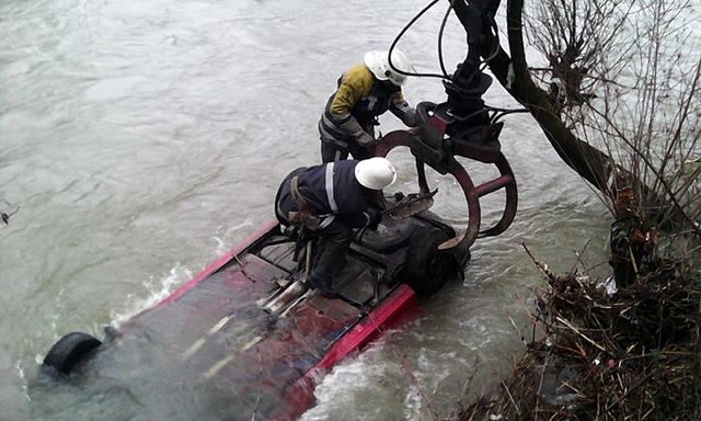 В Фергане молодожены утонули с машиной в канале