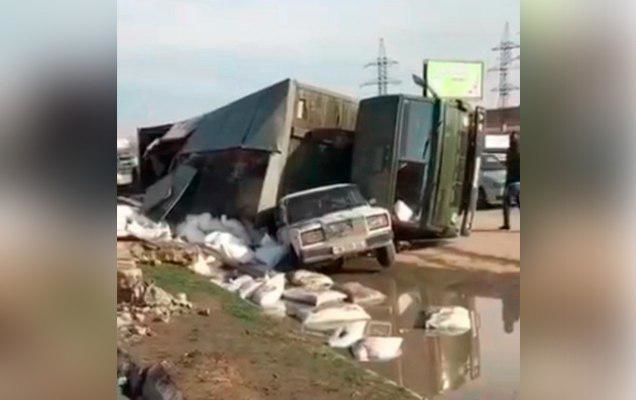 В Ташкенте грузовик с мешками сахара опрокинулся на ВАЗ