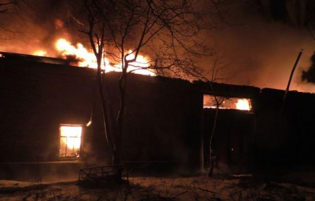 В Ташкентской области в мебельном цеху произошел пожар