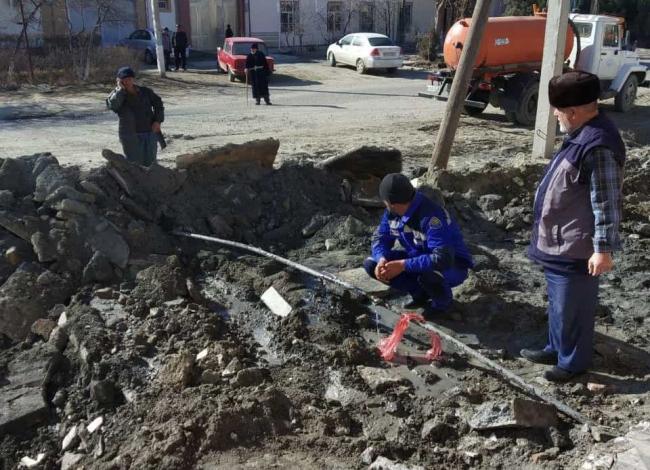 В Бухаре начался снос беседок жильцов и рубка деревьев, люди остались без света и воды