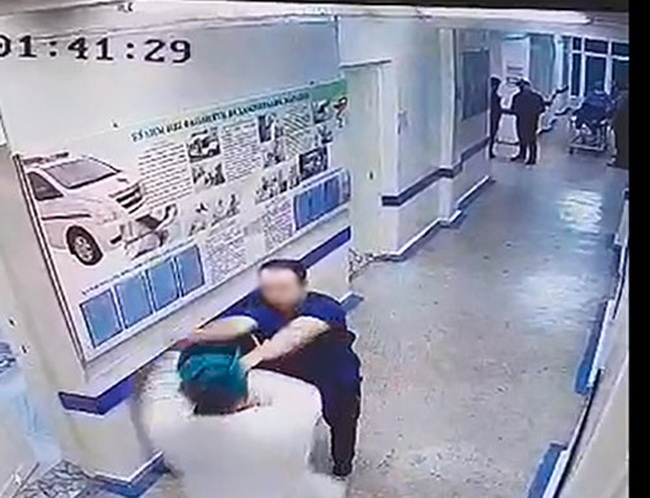 Видео: В Андижанской больнице  пациент избил врача