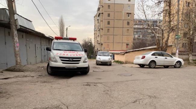 В Ташкенте школьница упала с третьего этажа, пытаясь сделать селфи
