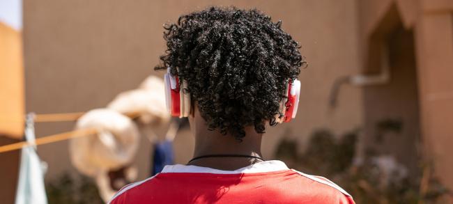 Более 1 млрд человек могут потерять слух из-за наушников