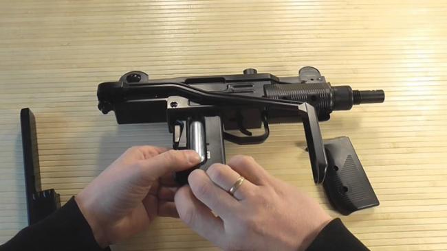 В Ташкенте школьник принес в школу пистолет-пулемет с глушителем