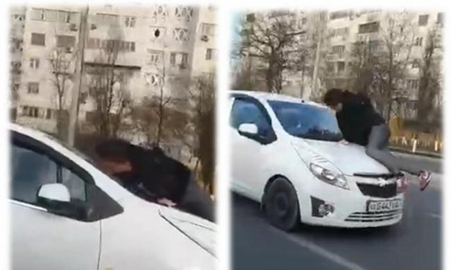 Видео: Неадекватный водитель прокатил девушку на капоте в Ташкенте