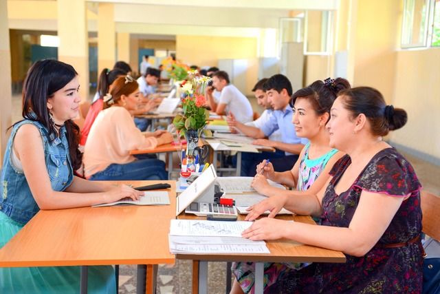 В Узбекистане планируют изменить сроки приема документов в вузы