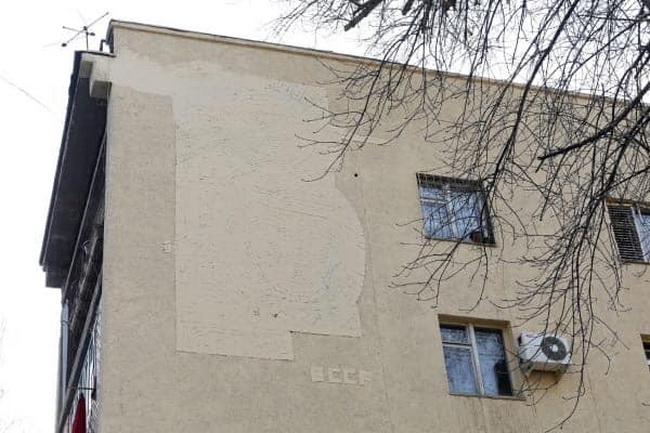 В Ташкенте строители замазали историческую мозаику, созданную после землетрясения