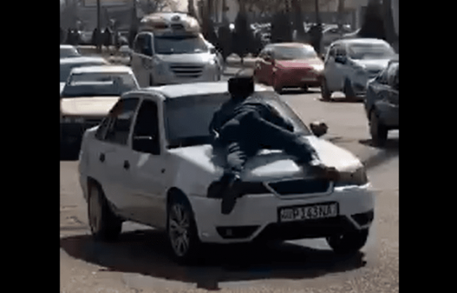 Видео: Водитель «Nexia» прокатил инспектора ДПС на капоте автомобиля