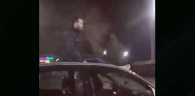 Видео: В Ташкенте водитель управлял автомобилем ногами сидя на люке