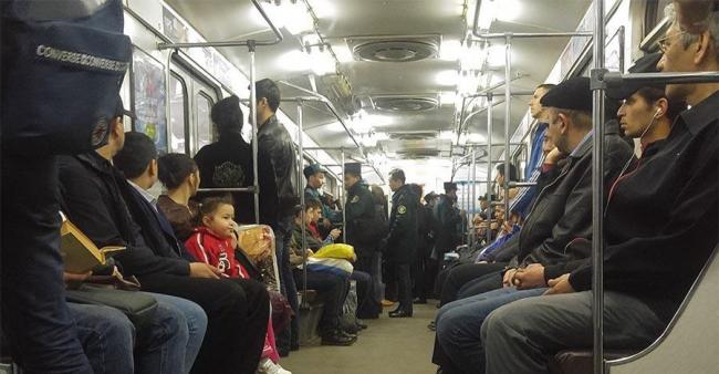 Видео: В Ташкенте в метро поезд резко затормозил между двумя станциями