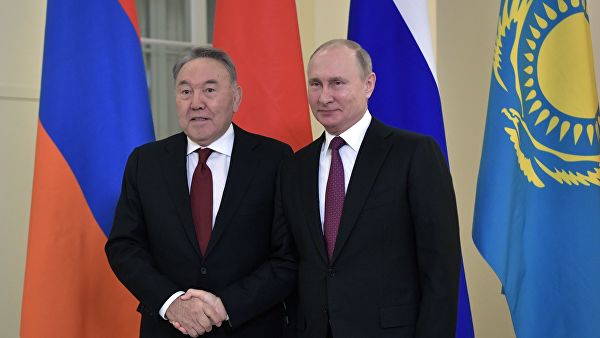 Назарбаев перед отставкой провел разговор с Путиным